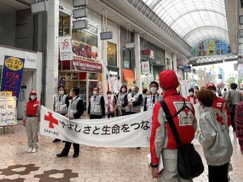 赤十字運動月間啓発パレードの写真